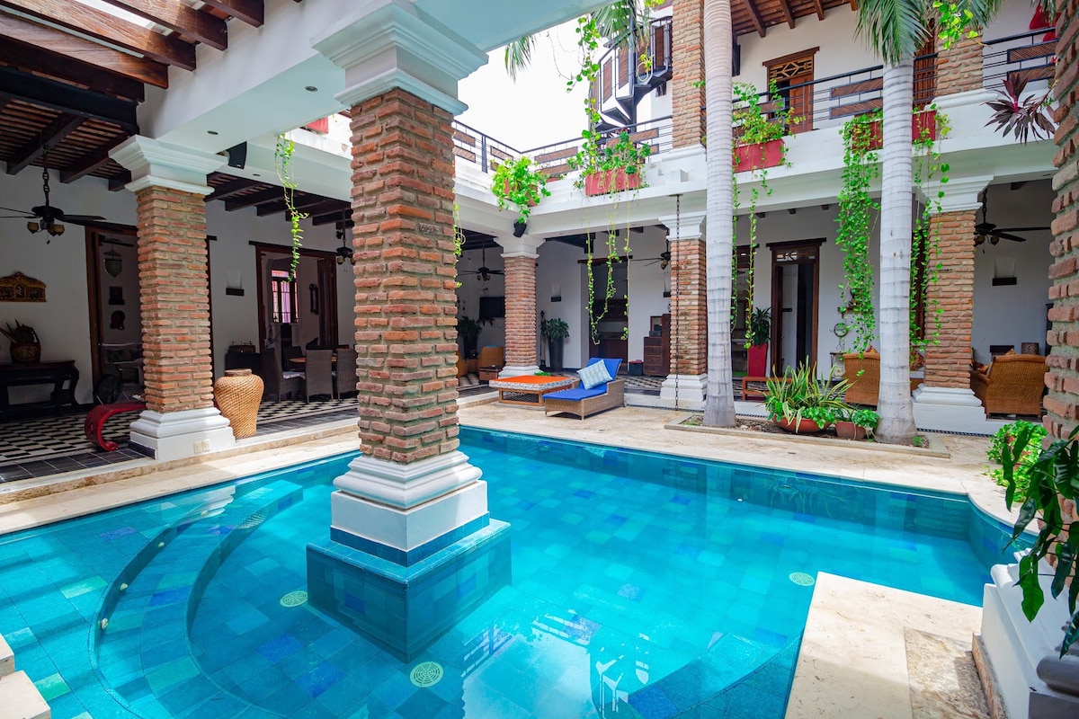 Stunning Historic Center House with private pool