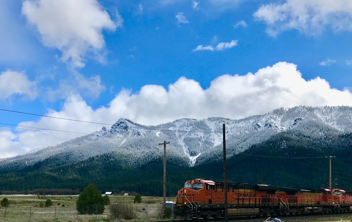 可欣赏高山景观的铁路乡村小屋