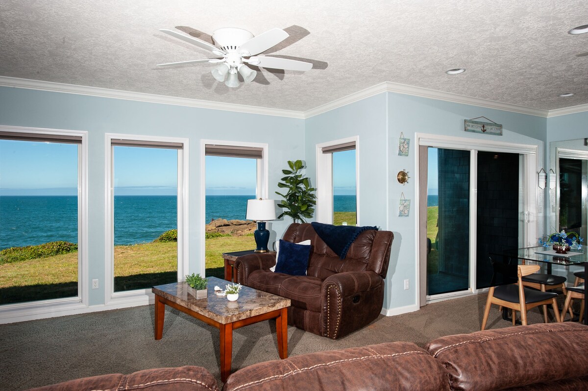 Ebb Tide - Oceanfront Condo/HDTV/Pool and More!
