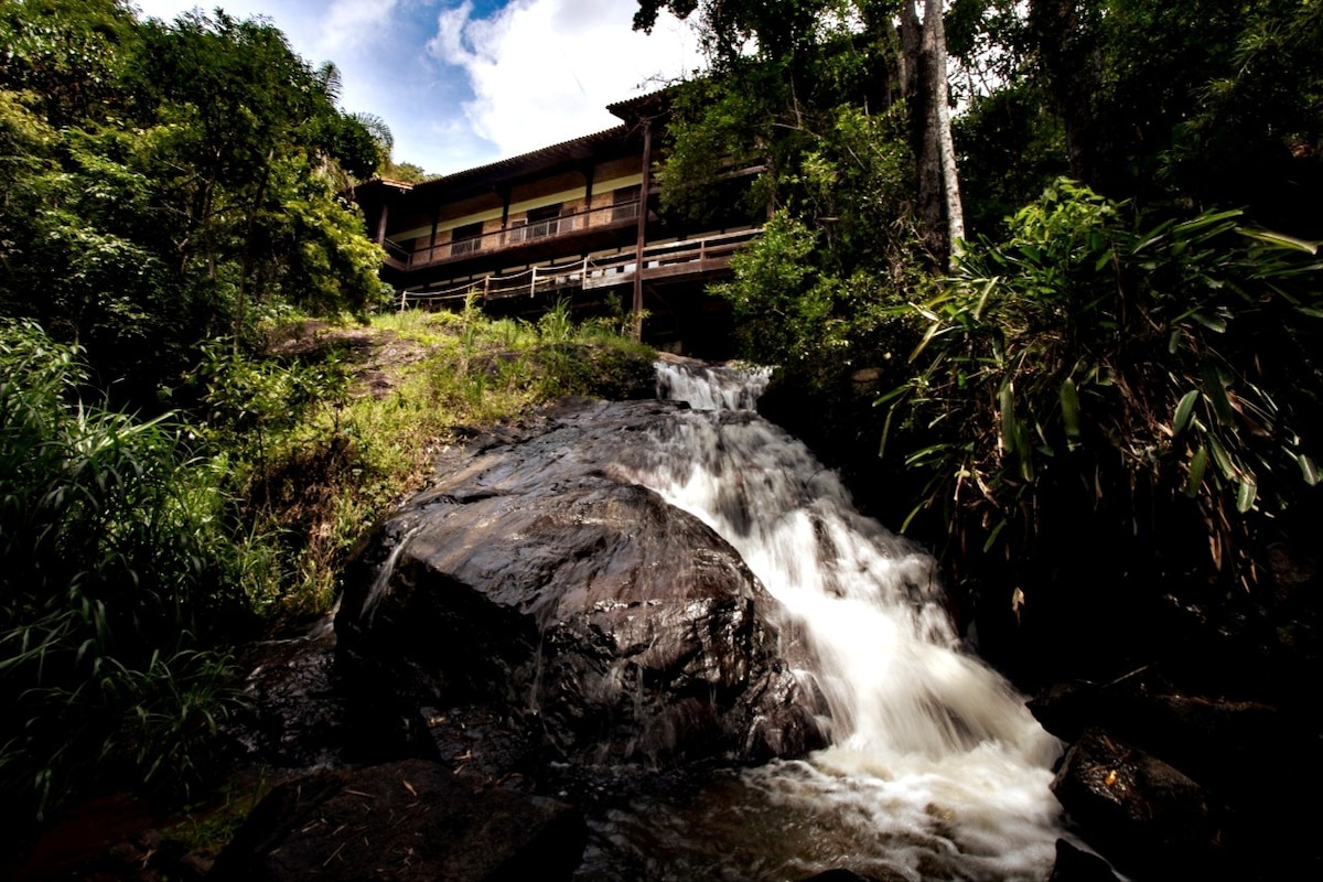 Canto das Águas。房子面积1200平方米，带瀑布。