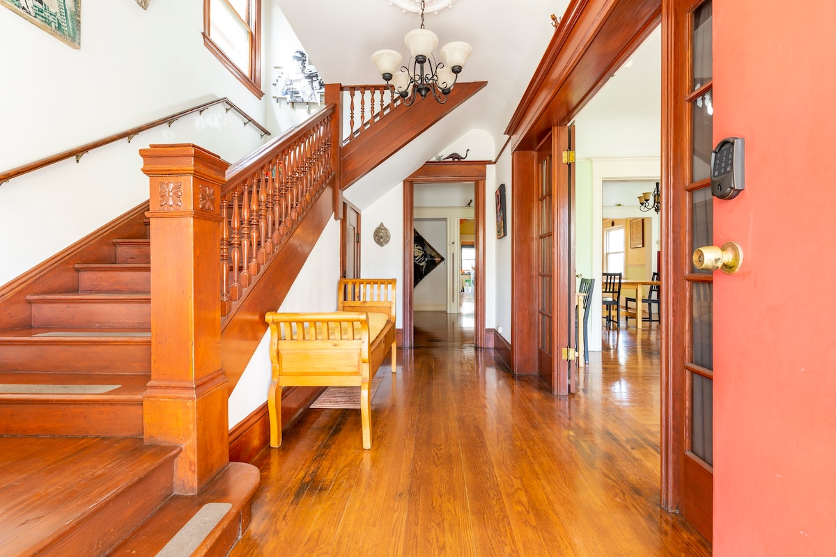 Stunning 1904 Colonial in Oakland
