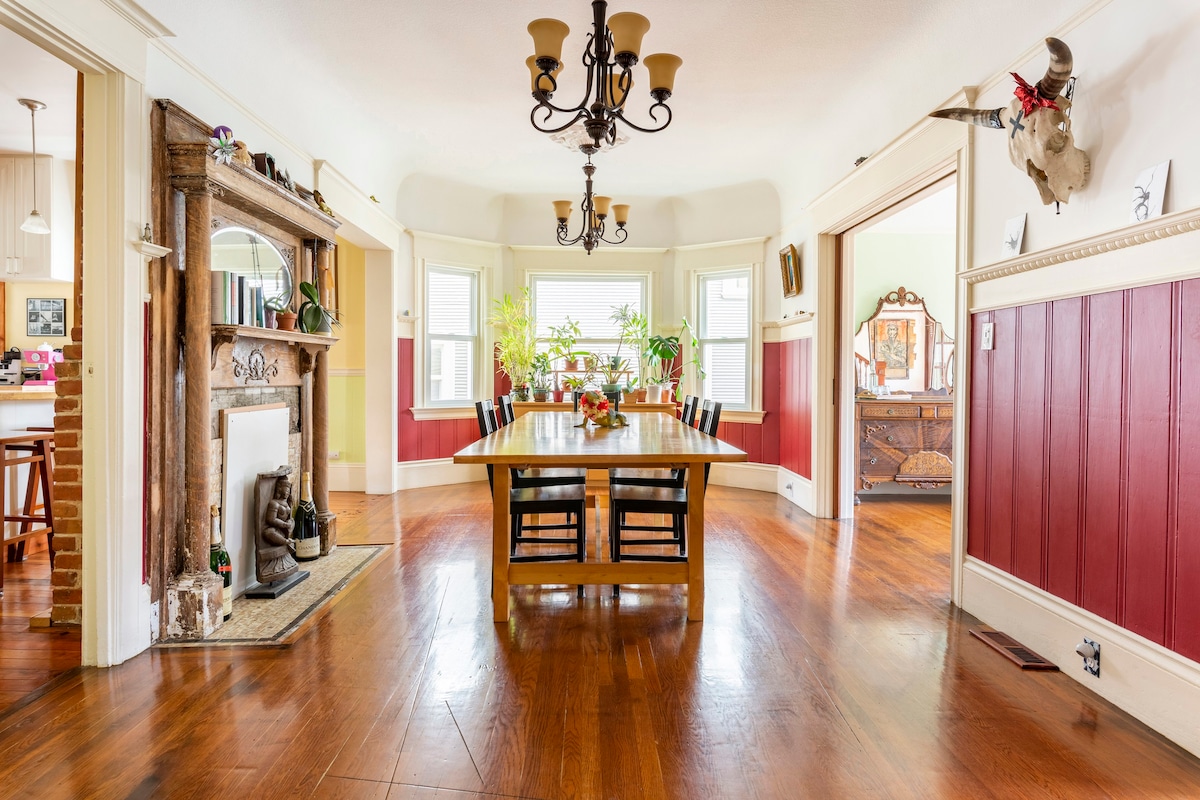 Stunning 1904 Colonial in Oakland