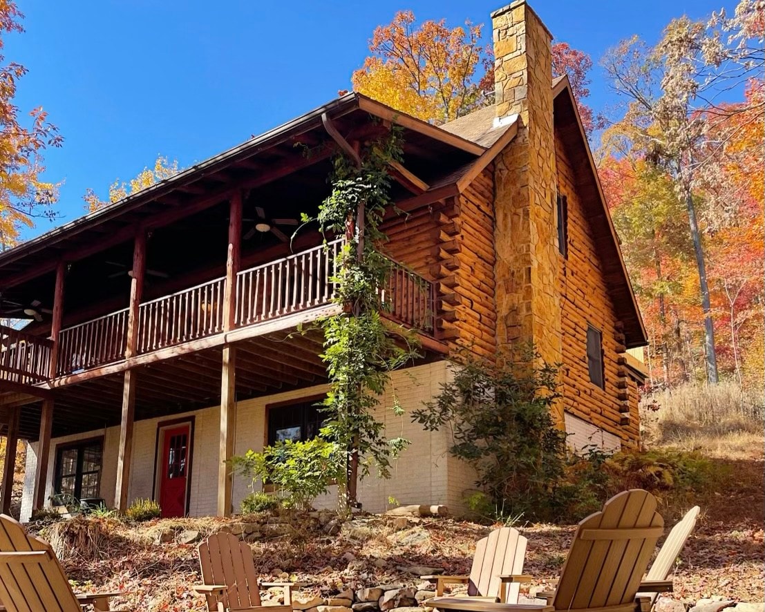 Charming log cabin by Berkeley Springs (+ hot tub)