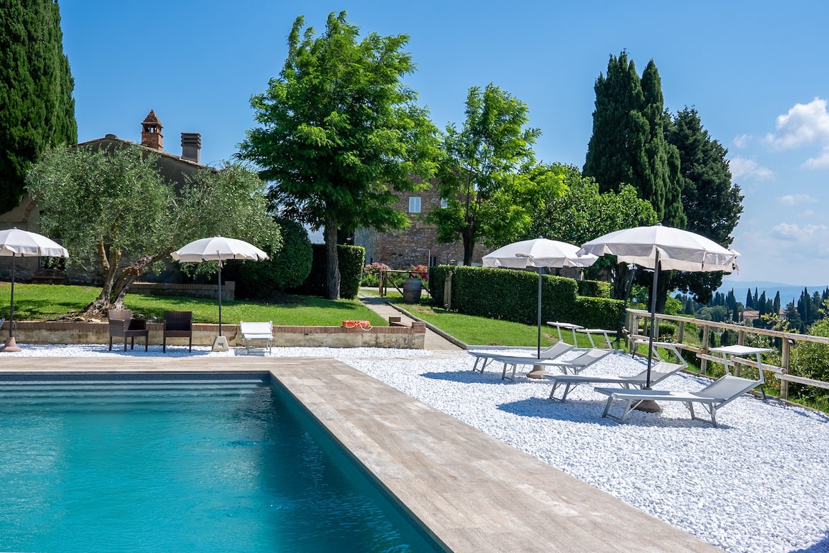 Panoramic villa with garden and pool by Vacavilla