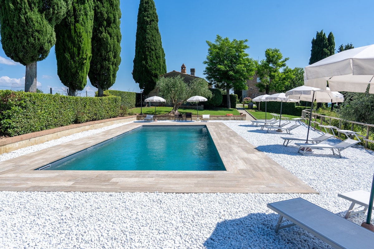 Panoramic villa with garden and pool by Vacavilla