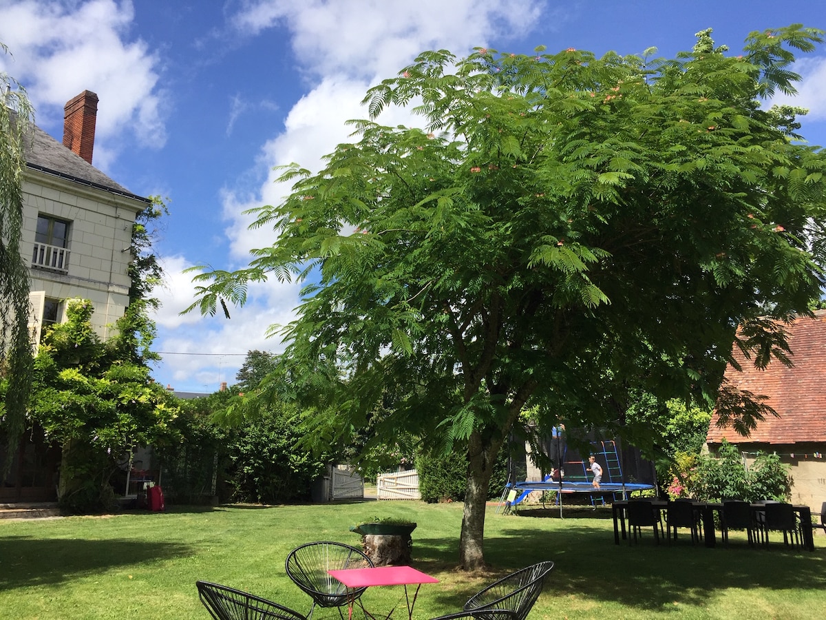 Moulin XIXe, rivière, jardin clos, 6 ch. 14 pers.