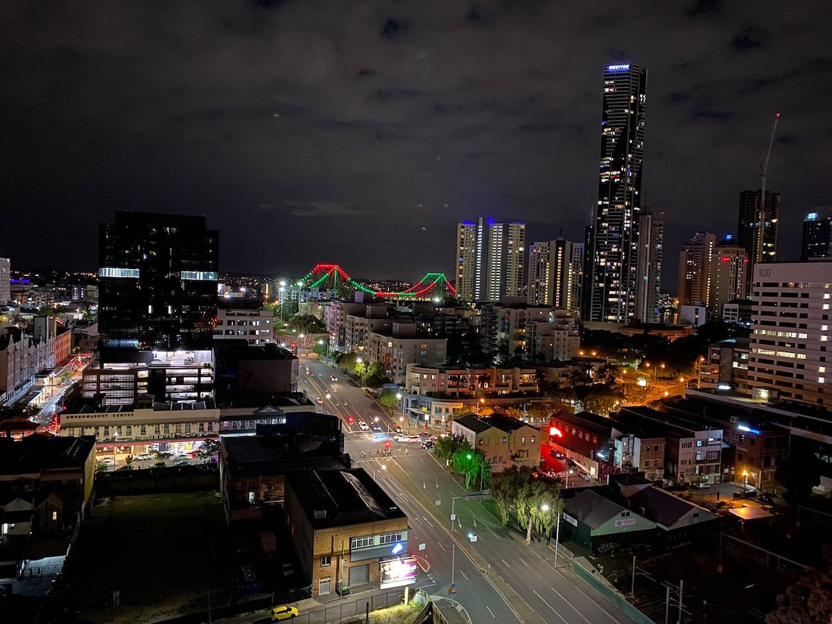 Beautiful Views of CBD & Story Bridge & Parking