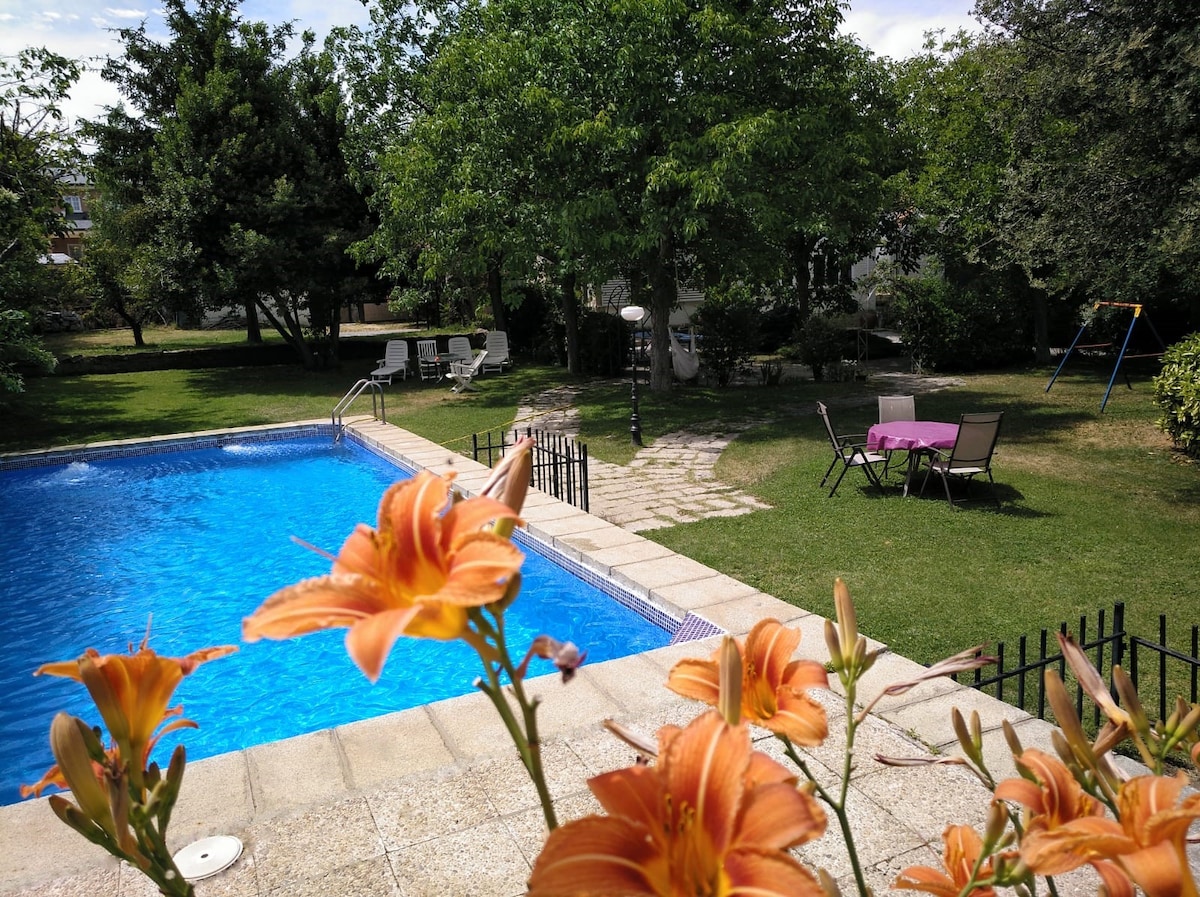 带泳池和花园的家庭住宅。