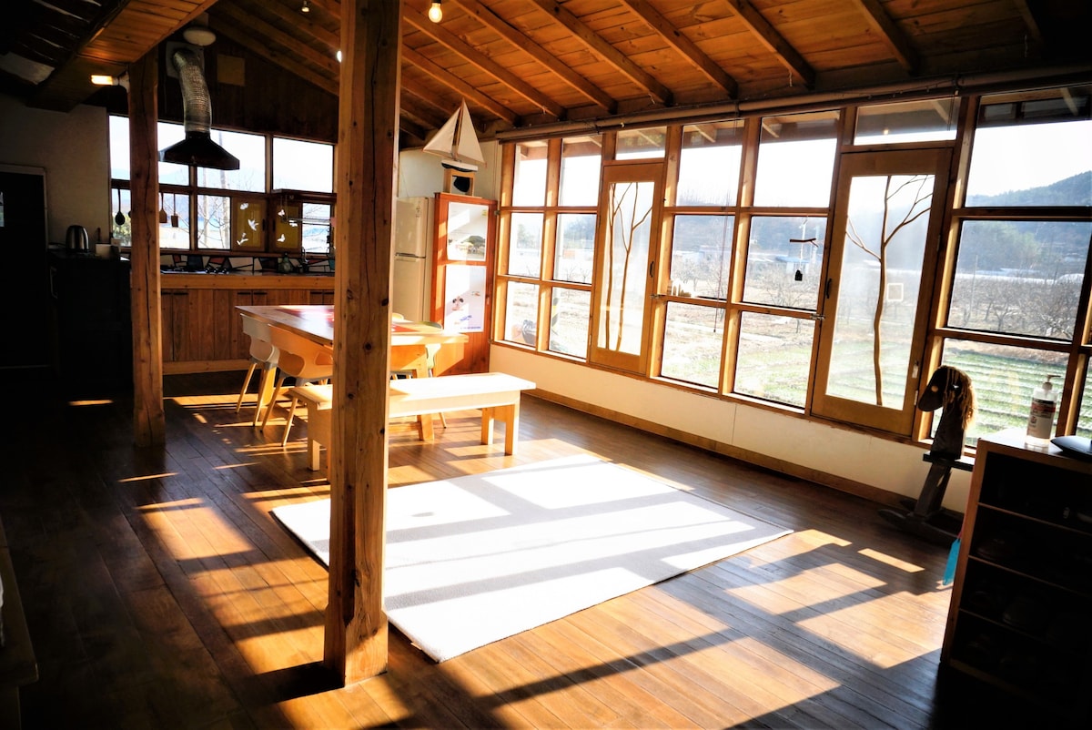 阳光明媚的树屋，带有一丝小森林，
大邱釜山附近的私人住宿加早餐篝火雕刻梦幻工坊