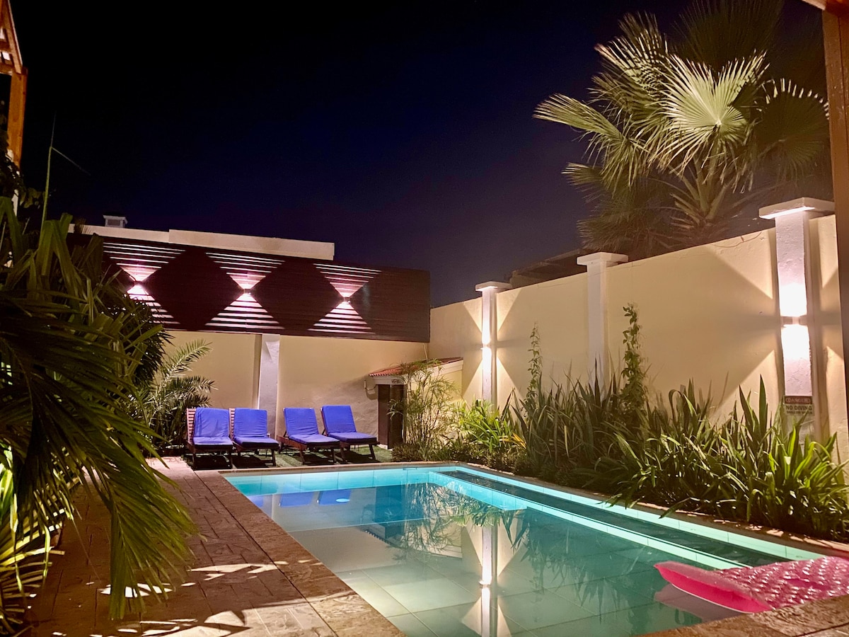 别墅和泳池步行即可抵达棕榈滩，非常适合团体入住！