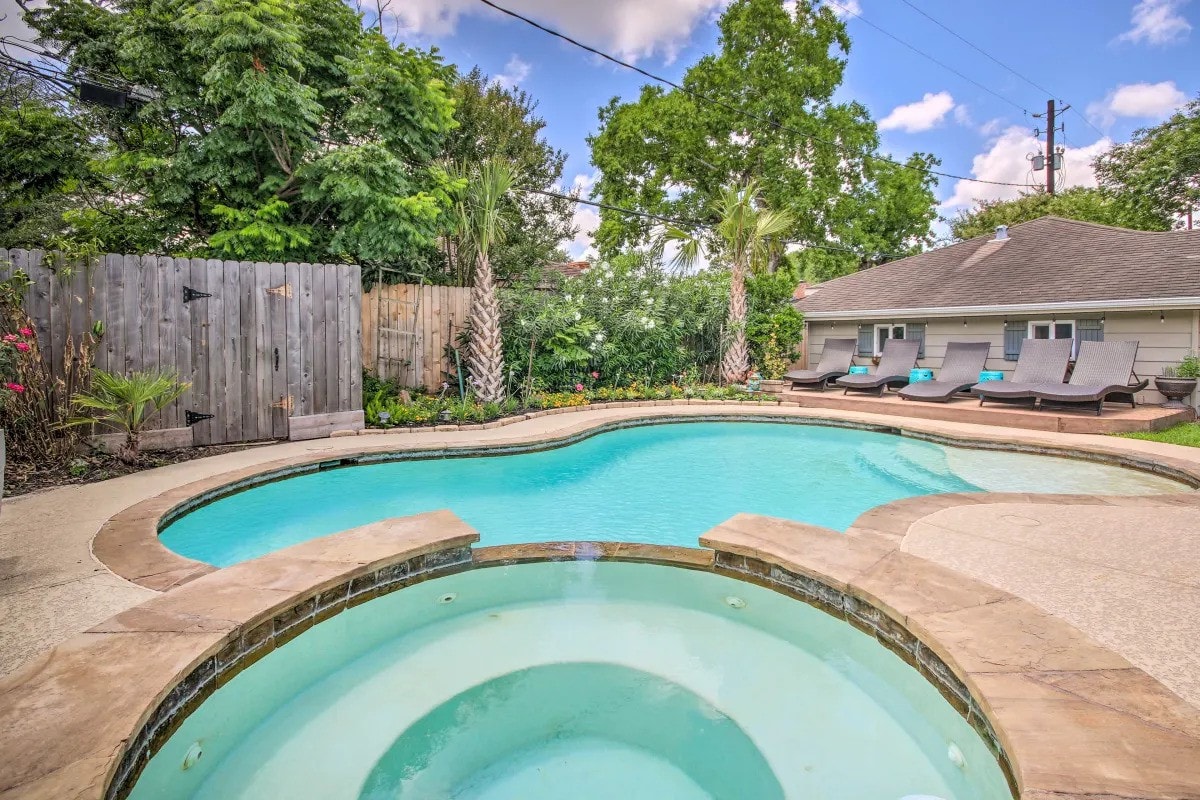 迷人的德州别墅，带私人泳池绿洲