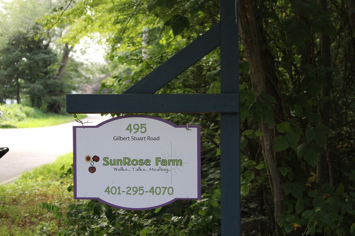 Sunrose Farm标准双人卧室套房和独立入口。