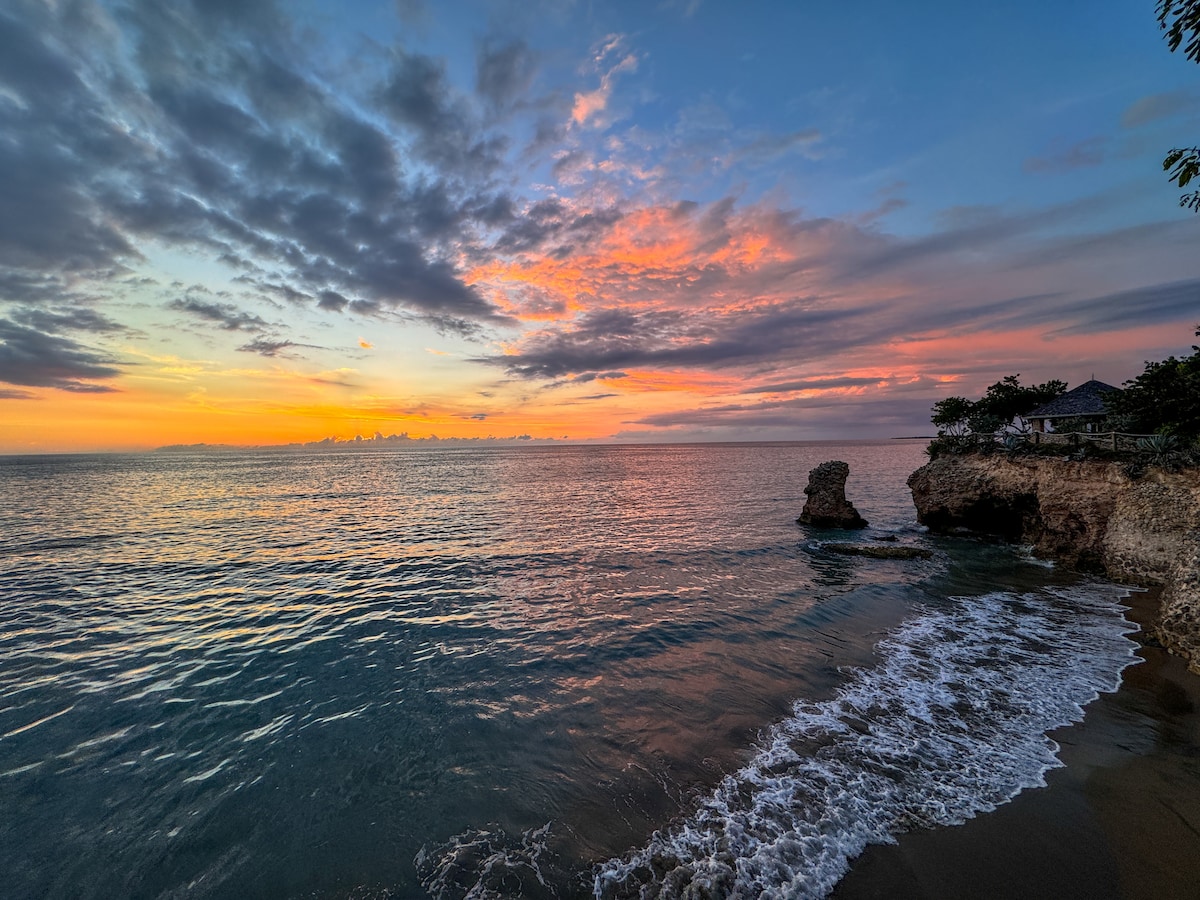 Unforgettable Beach-House: A Rare Private Escape