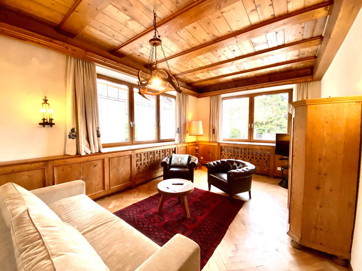 Large apartment in "hunting" style for 4 persons