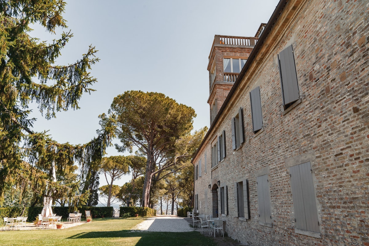 In un casale di campagna con vista sul mare