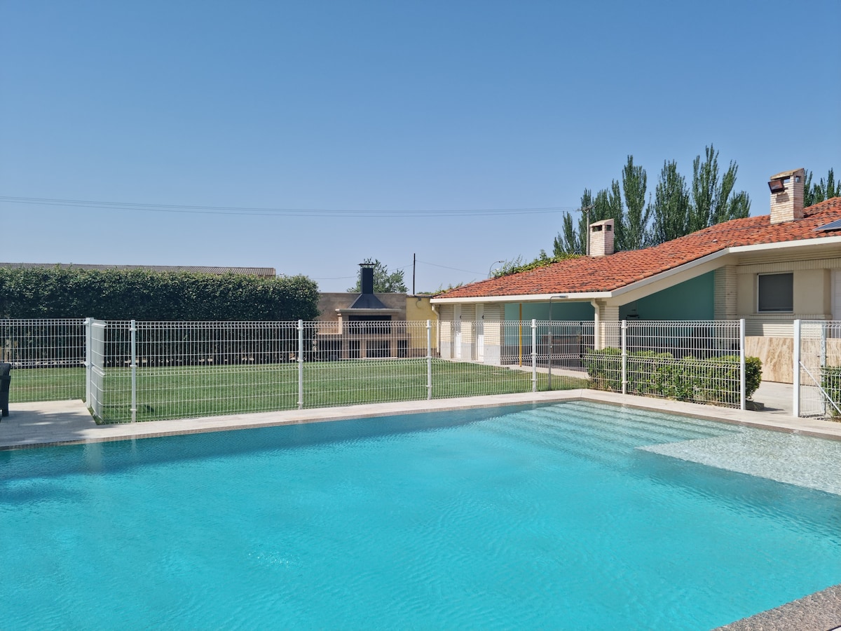 villa con piscina en tudela