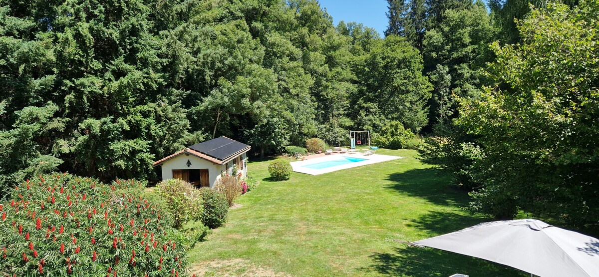 Cottage in the countryside with swimming pool