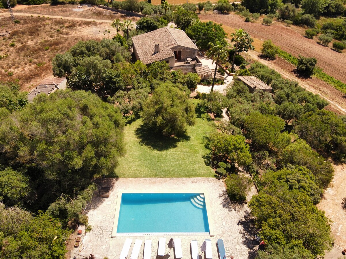 Murtera- 5 bedroom country house with pool .