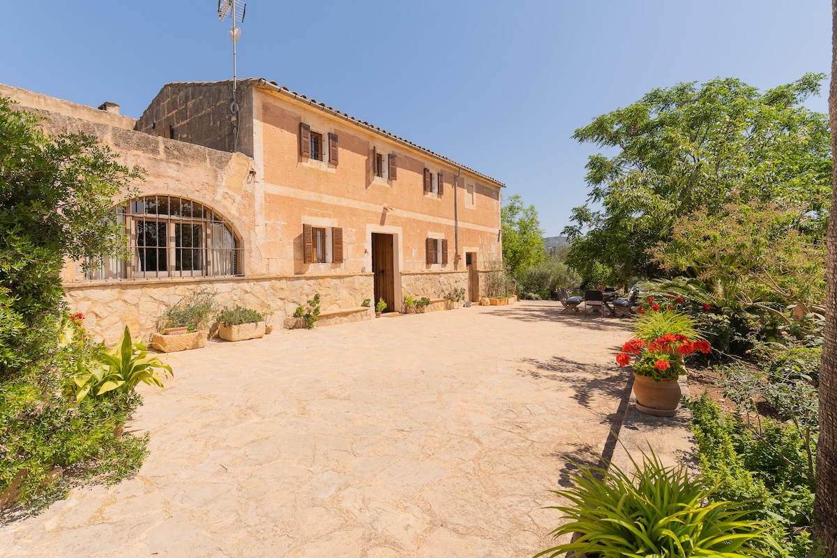 Murtera- 5 bedroom country house with pool .