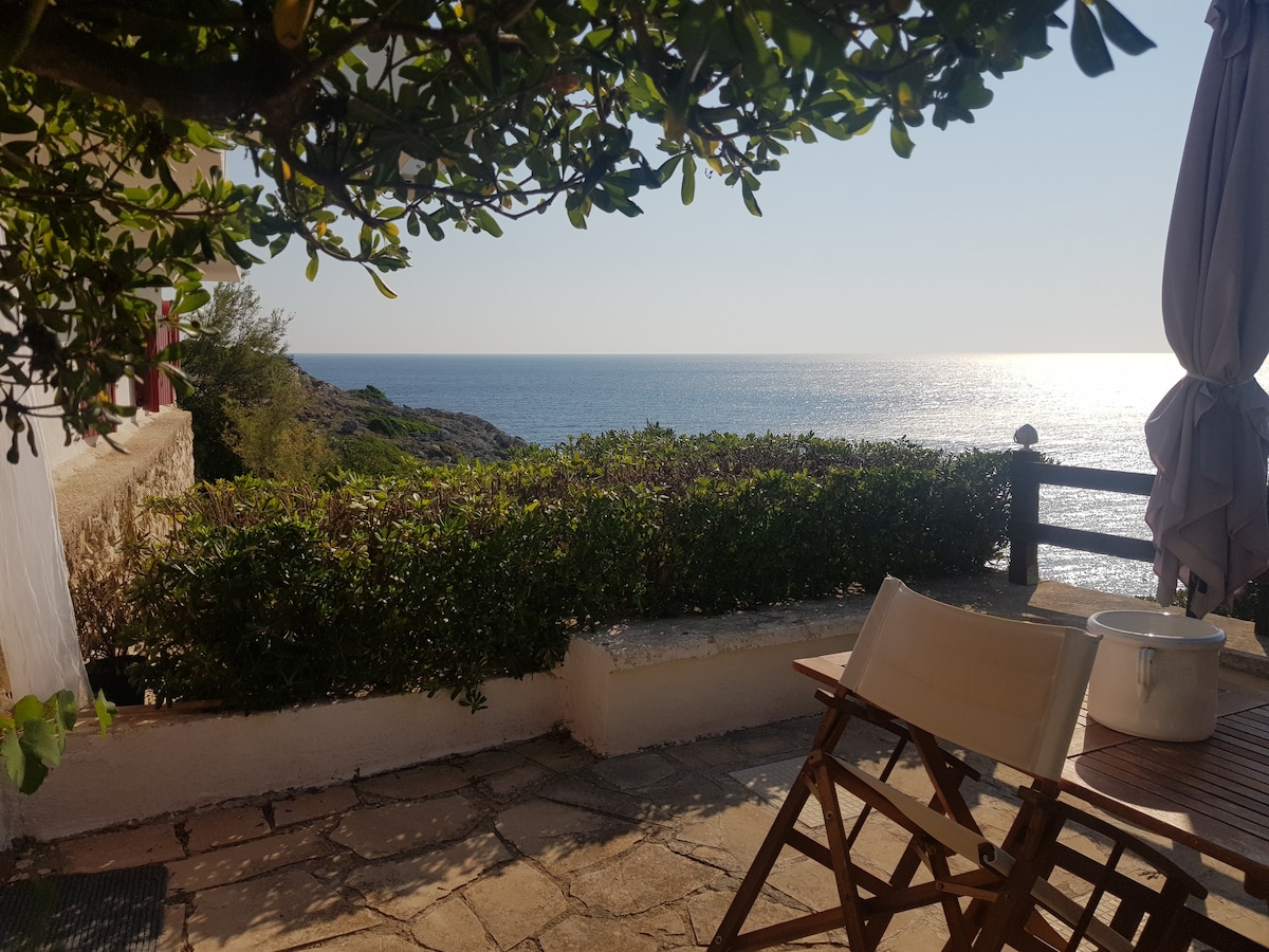Salento: house on the rocks with spectacular view