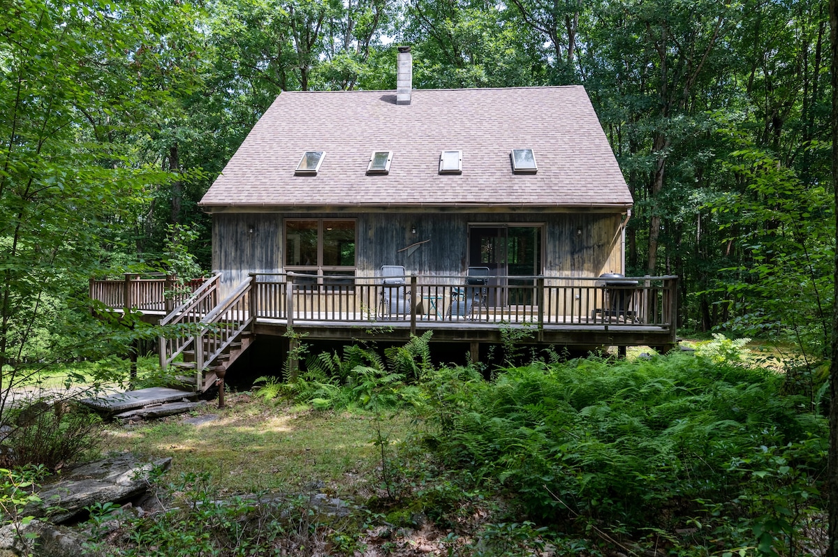 Woodsy Retreat, Sunny Home with Paths and Stream