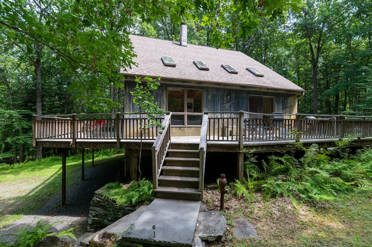 Woodsy Retreat, Sunny Home with Paths and Stream