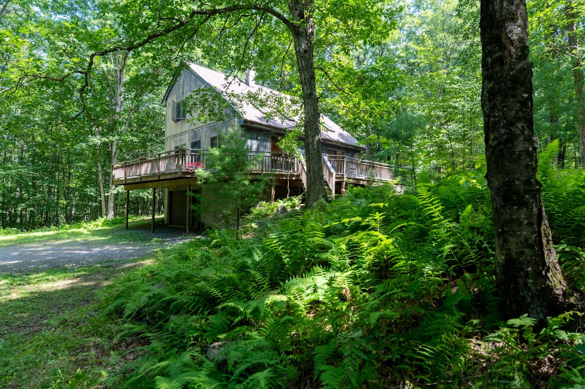 Woodsy Retreat, Sunny Home with Paths and Stream