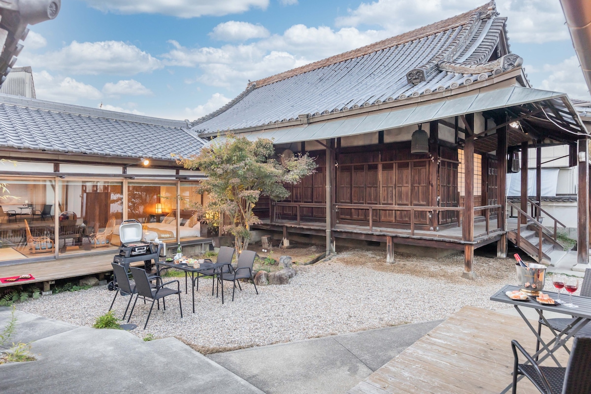 奈良，有着450年的悠久历史，居住在寺里面，在院子里能BBQ（烧烤），东大寺和奈良公园都在附近