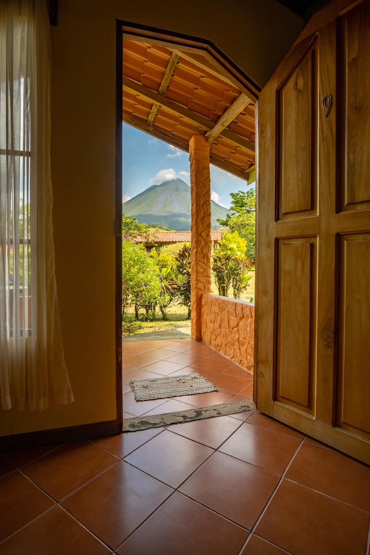 俯瞰阿雷纳尔火山的小屋