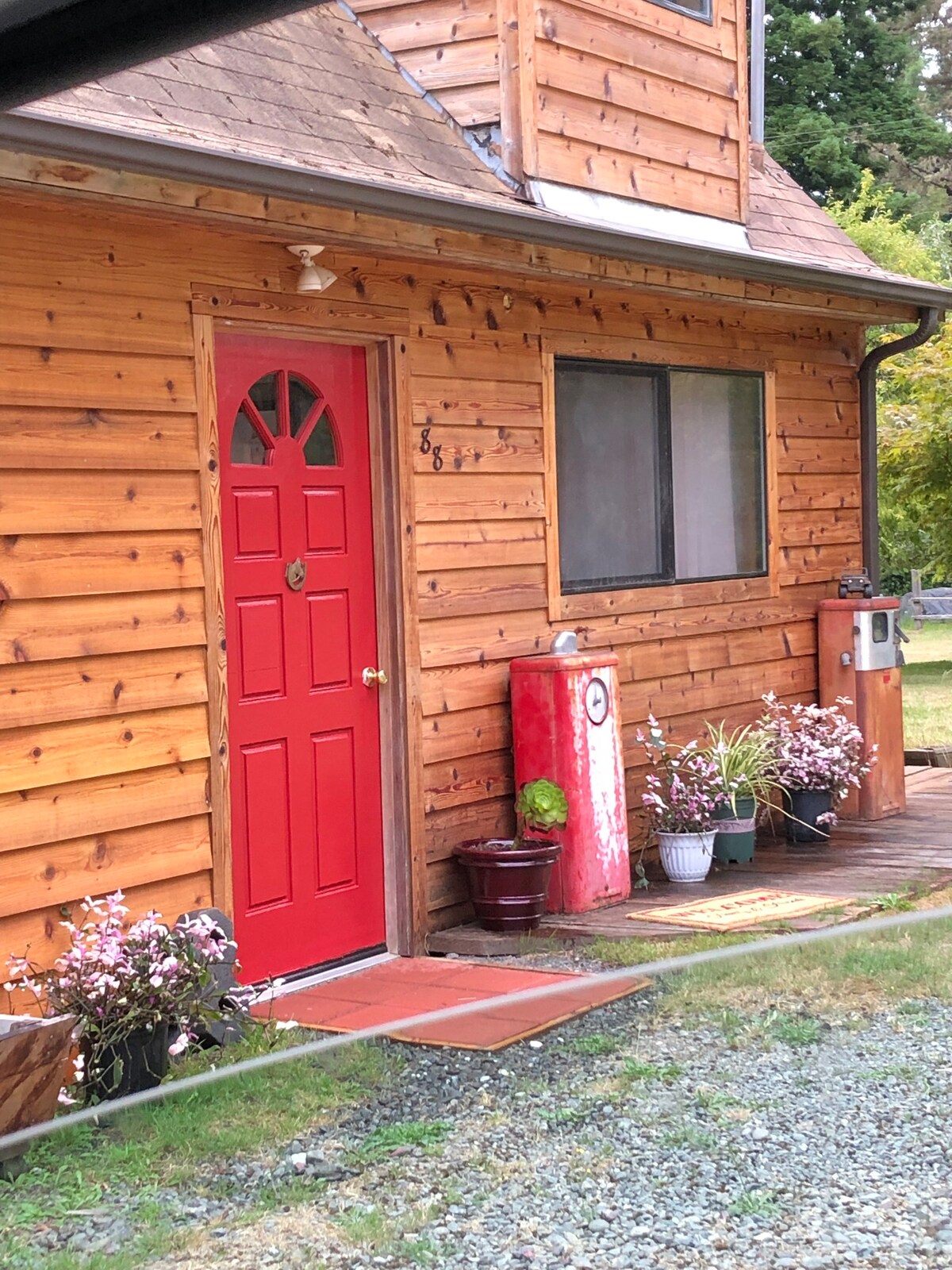 舒适的红木小木屋