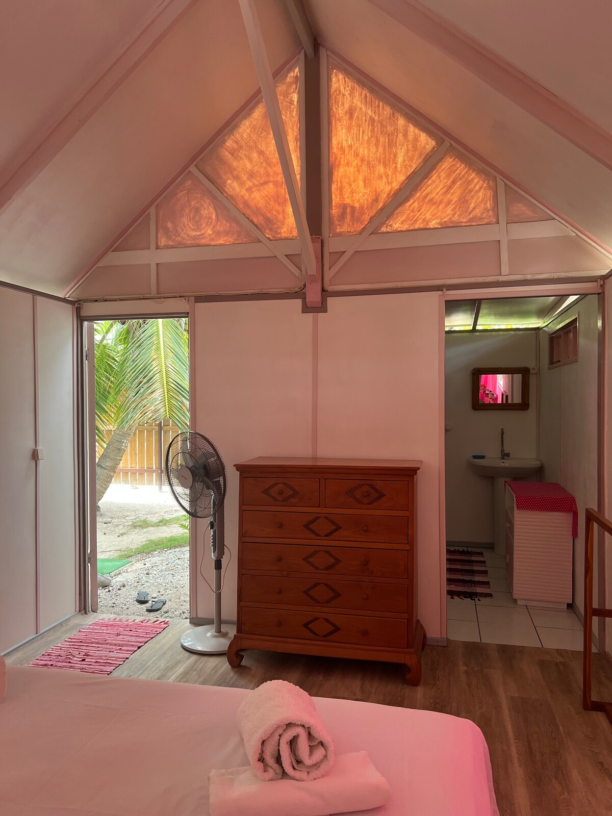 La petite chambre rose à temae beach