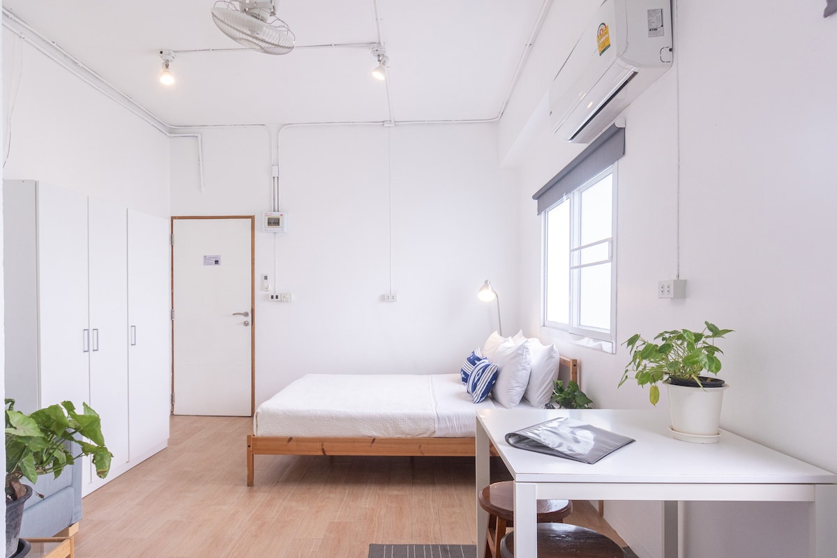 4/5 -阳光明媚的豪华单间公寓，配备1.8米宽双人床和空调