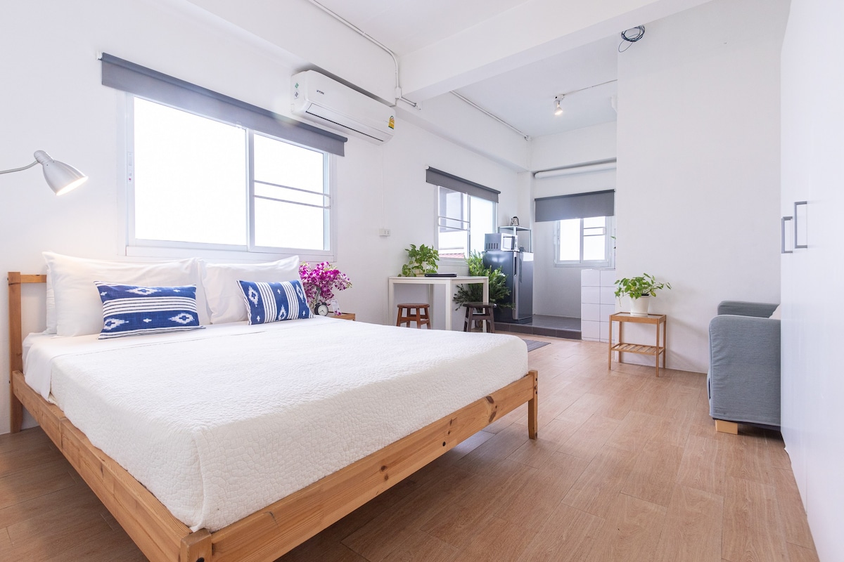 4/5 -阳光明媚的豪华单间公寓，配备1.8米宽双人床和空调