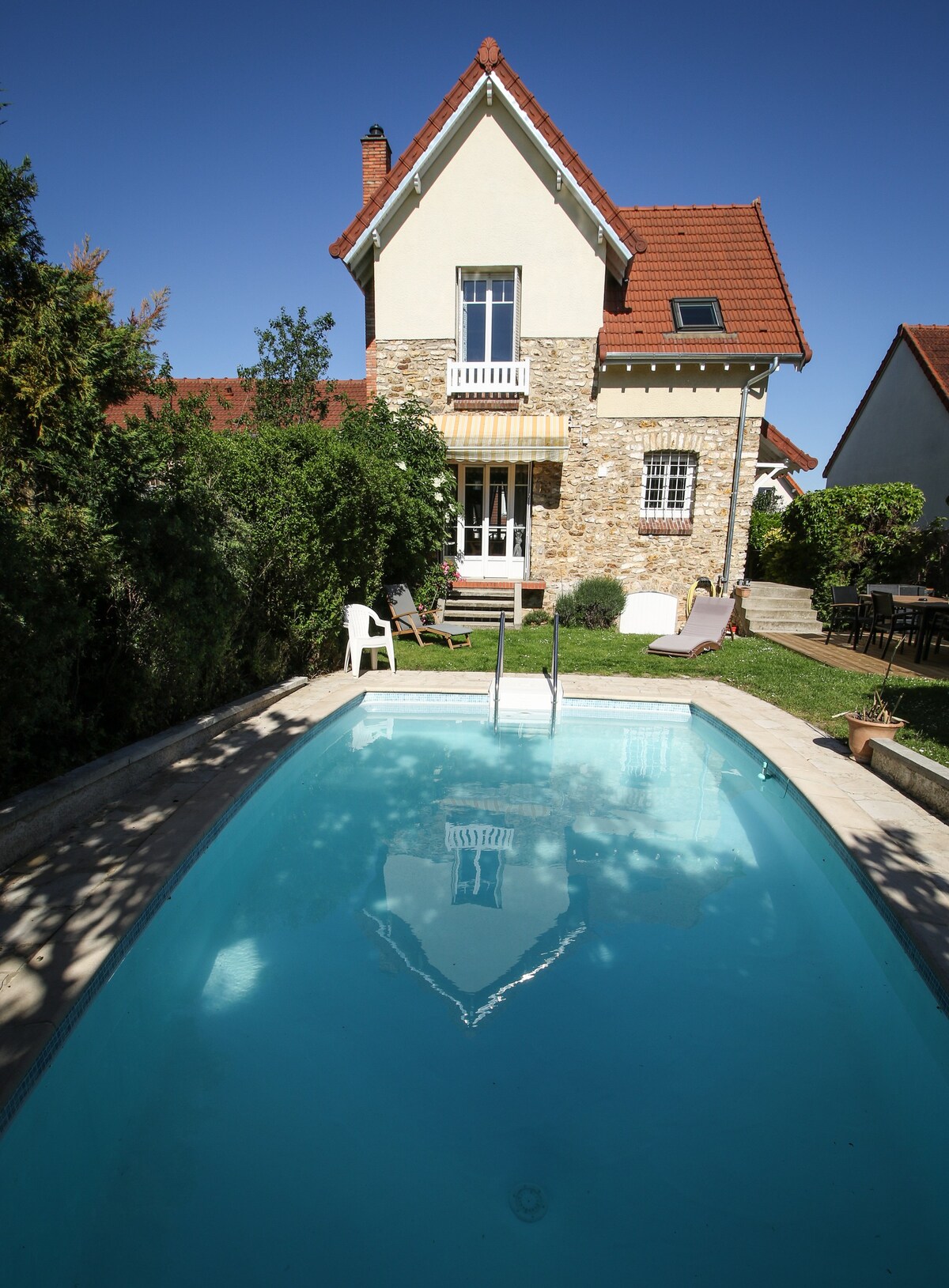 迷人的典型30年代房屋和泳池，距离巴黎20分钟路程