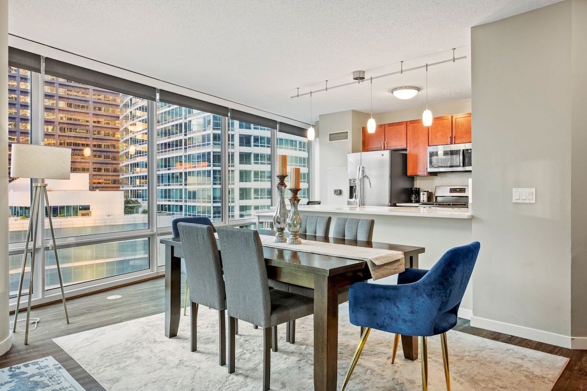 Lux 2BR Sky Home near Navy Pier and the Mag Mile