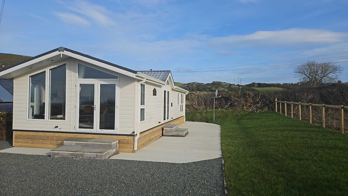 Seaview Lodge Chalet Church Bay Anglesey可供4人入住