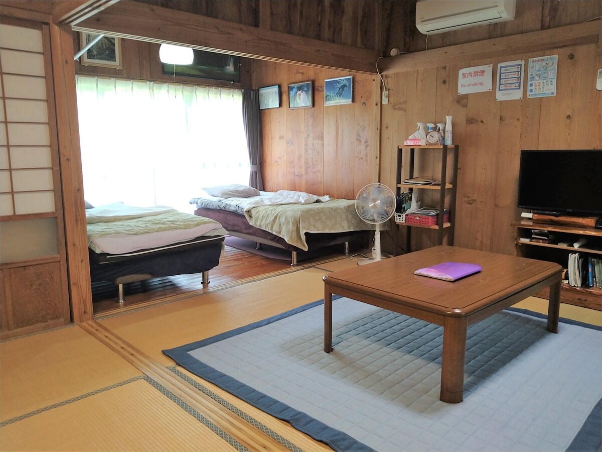 由Yakusugi制成的宽阔而安静的小屋