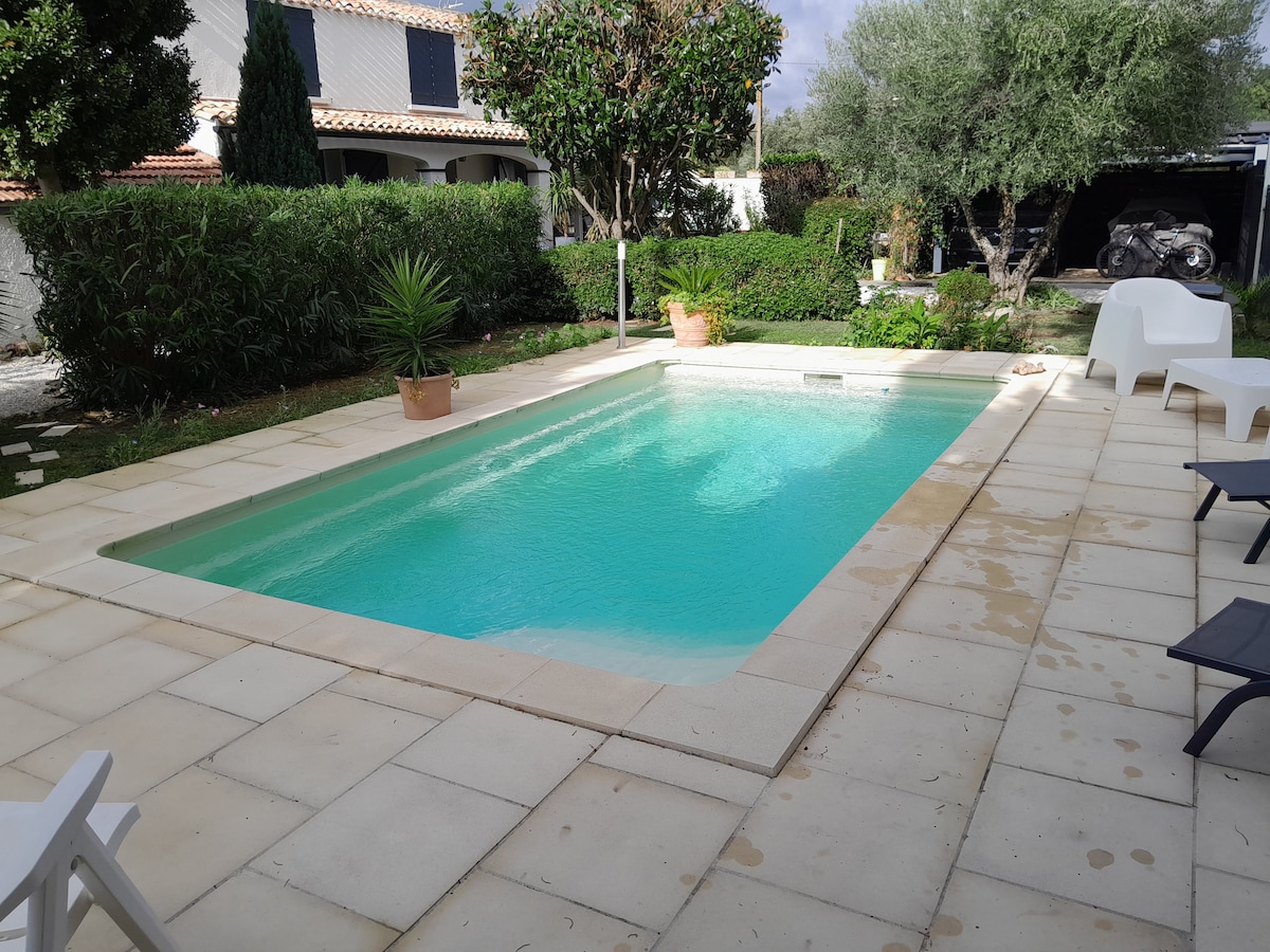 Carcassonne别墅空调泳池单间公寓