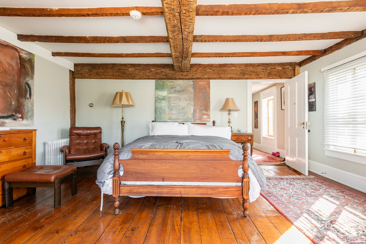 安静的房间，配备标准双人床，位于海船长邸（ # 4 ）