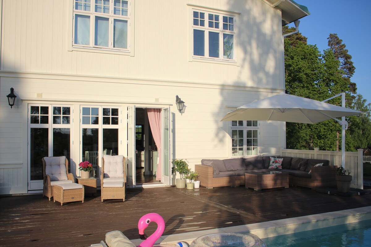 Seaview villa with pool, 30 min from Stockholm