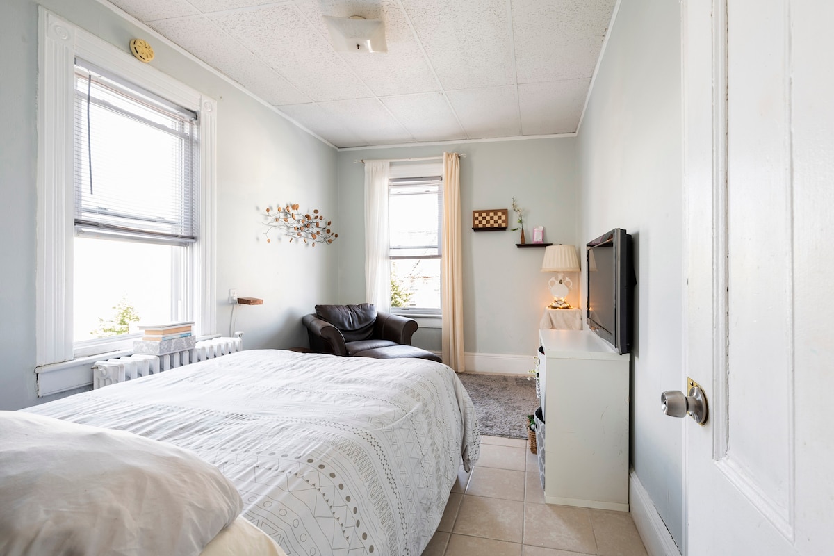 美丽、干净整洁的pvt卧室，距离平方米25分钟！