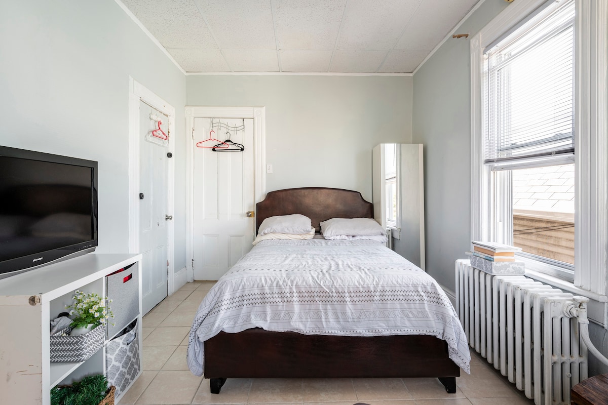 美丽、干净整洁的pvt卧室，距离平方米25分钟！