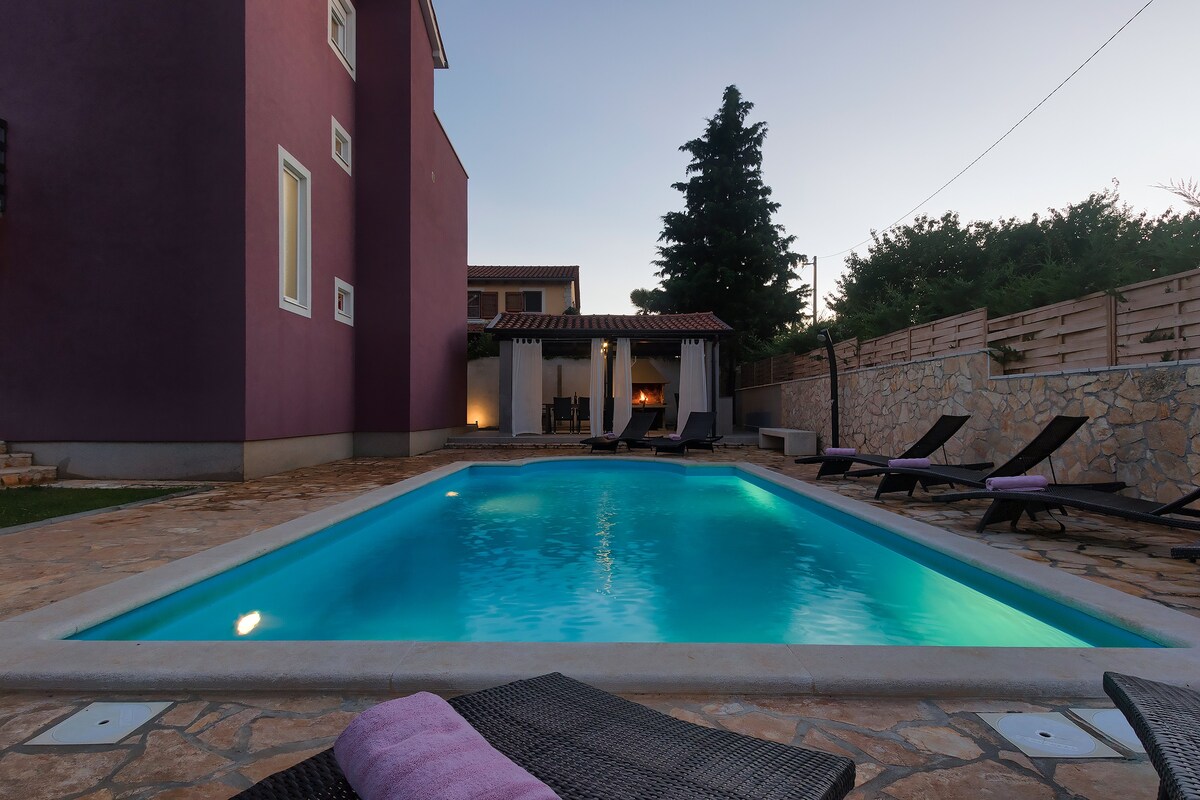 Elegant purple villa with pool close to  Novigrad