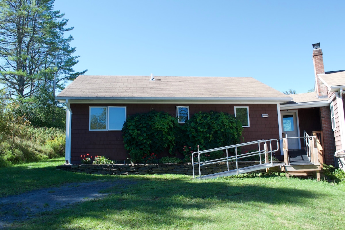 Spacious country retreat close to town and nature!