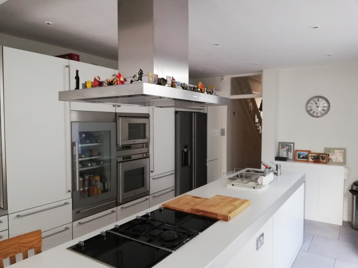 Family home in heart of Cardiff-Up to 9 people