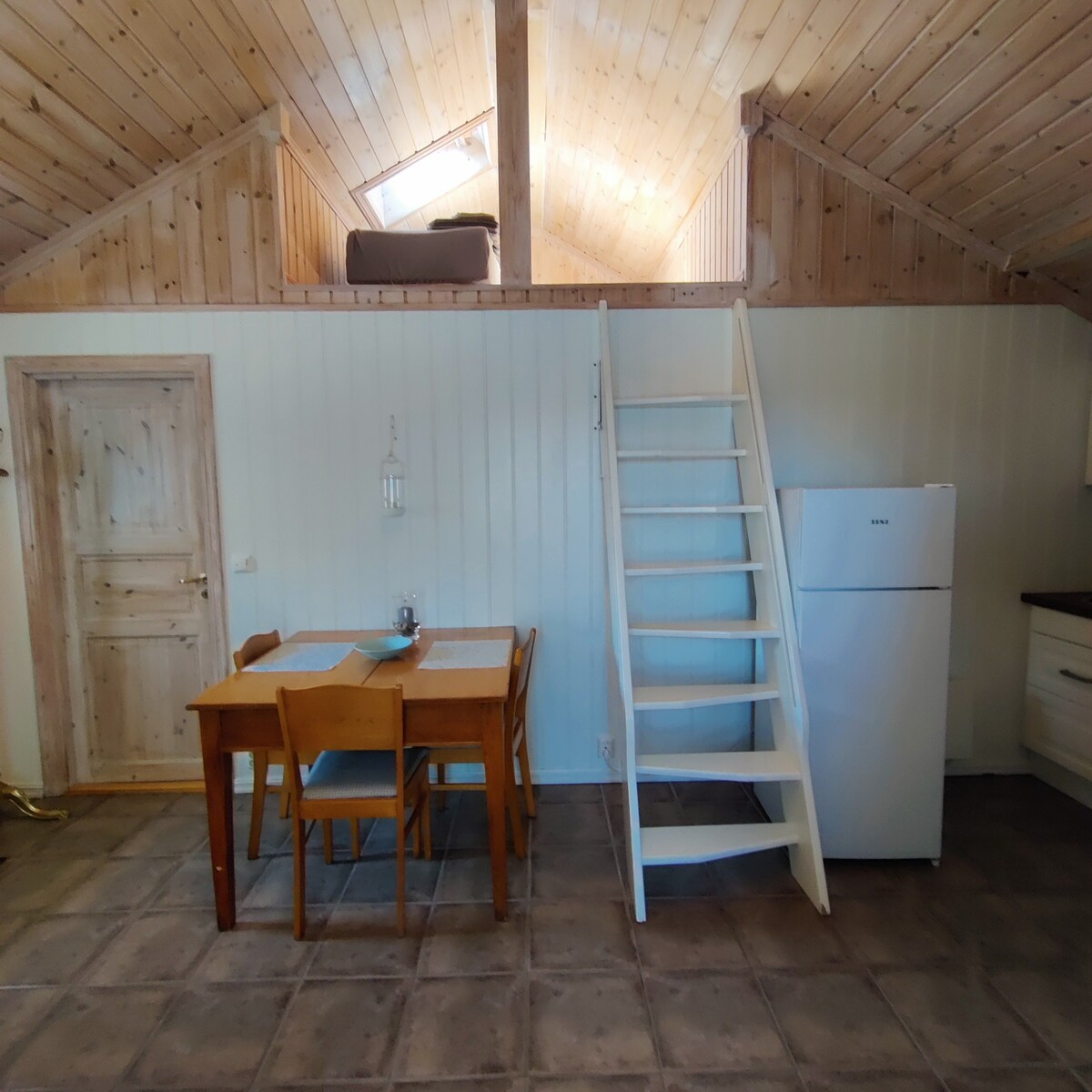 Lite, koselig bryggerhus nært strand