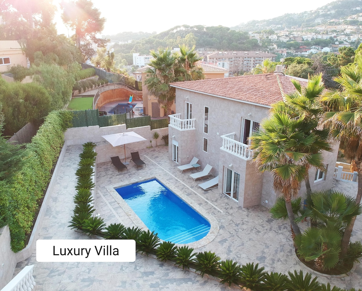 Luxury Villa  - Private Beach and Pool -