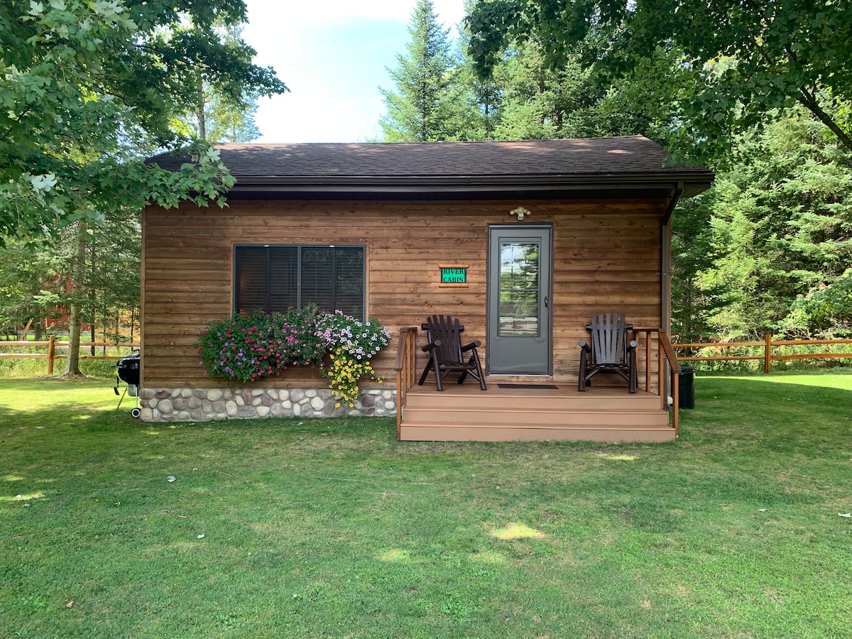 Jims Cabin on AuSable River ，配备空调