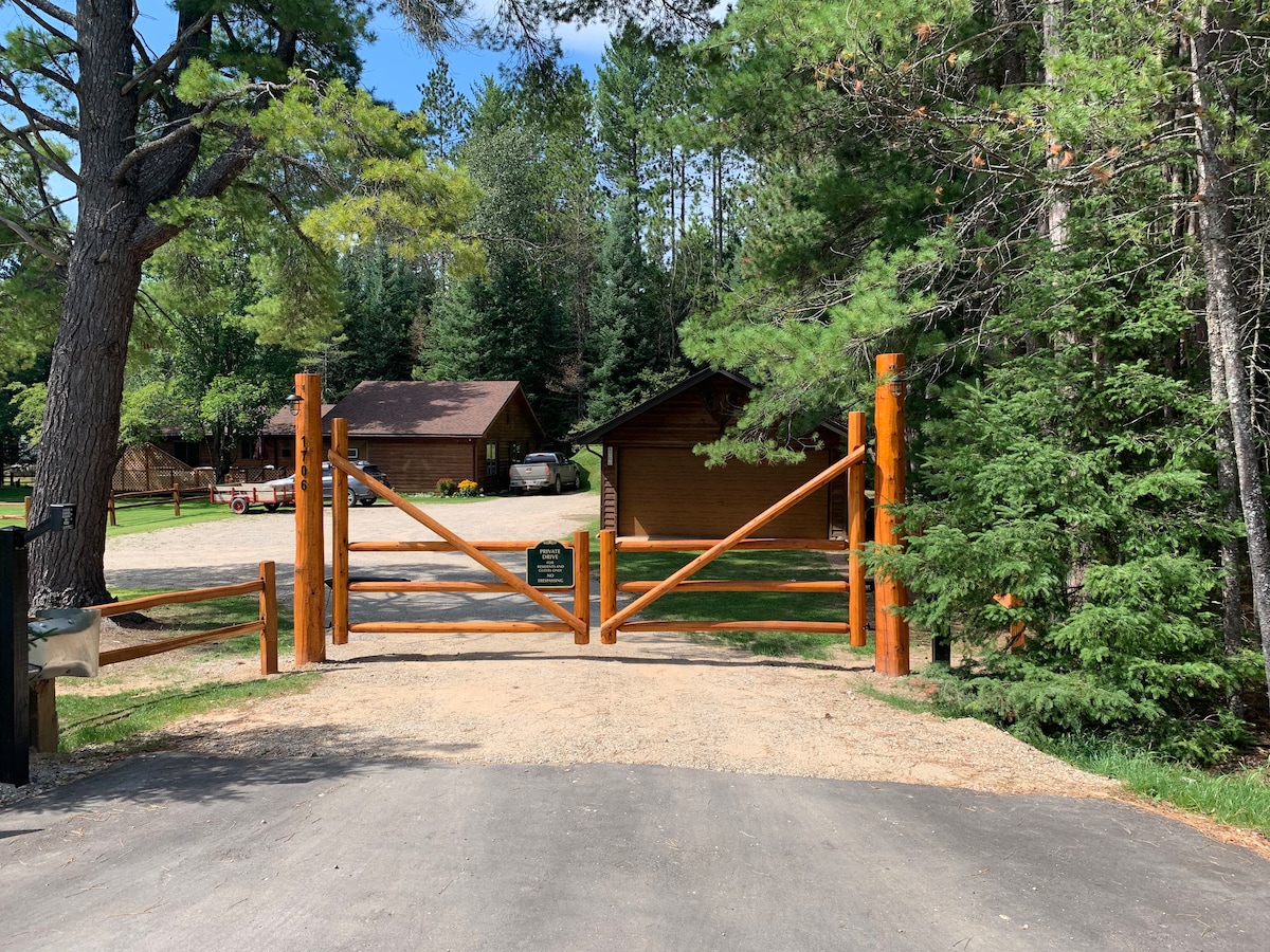 Jims Cabin on AuSable River ，配备空调