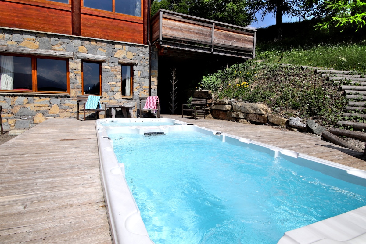 斜坡式度假木屋，可容纳22位房客，带泳池和按摩浴缸